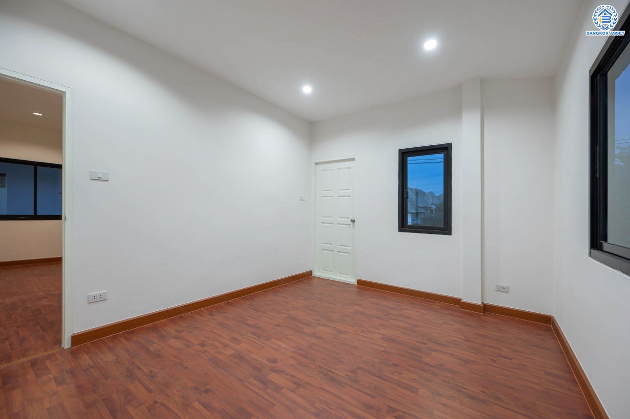 บ้านมือสองตกแต่งใหม่ โครงการ บ้านสาวิตรี พุทธมณฑลสาย3 เนื้อที่ 57.3 ตร.ว. ฟังก์ชัน 3 ห้องนอน 2 ห้องน้ำ จอดรถได้ 1 คัน บนทำเลใกล้ทางคู่ขนานลอยฟ้าบรมราชชนนี ม.มหิดล เซ็นทรัลศาลายา และรายล้อมด้วยสิ่งอำนวยความสะดวกครบ